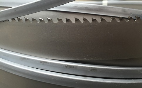 七台河为何在切割硬度高的钛合金材料时需要将带锯条切削液的浓度加高？